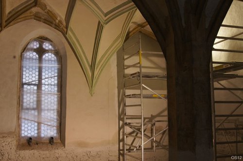 Musterachse_mit_rekonstruierter_Farbfassung_in_der_Taufkapelle.JPG