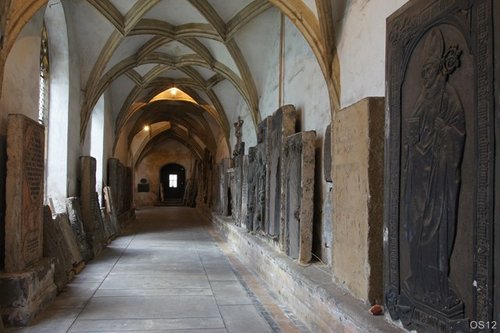 Westfluegel_mit_Schoenbergschen_Epitaphen.jpg