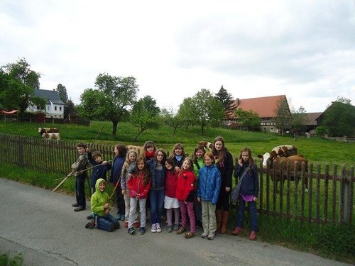 Gruppe_mit_Kuh.jpg