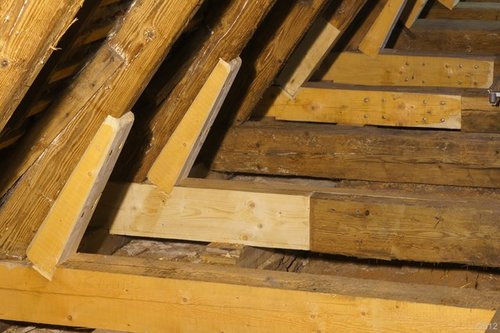 sanierte_Holzverbindungen_im_Dachstuhl.JPG