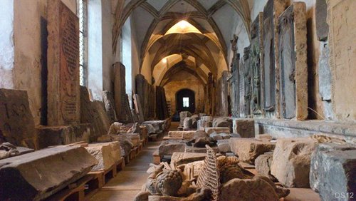 Westfluegel_mit_zur_Umlagerung_vorbereiteten_Epitaphen_und_Architekturteilen.jpg