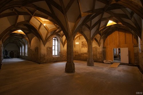 Taufkapelle_und_Westfluegel_mit_Rohfussboden.JPG