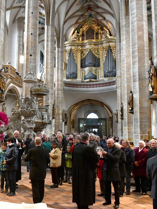 Festgottesdienst-_Abendmahl_1_Kopie.jpg